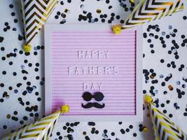 feliz Día del Padre. tarjeta de felicitación con bigote, gafas y confeti, concepto de vacaciones. concepto del día del padre. foto