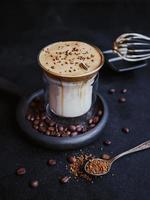 café dalgona, un moderno café batido cremoso y esponjoso. foto
