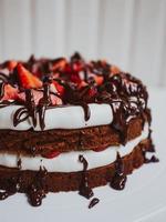 delicioso pastel casero de chocolate con fresas foto