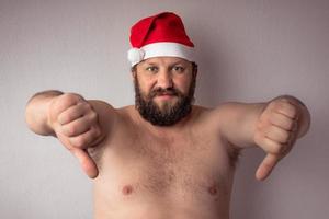 hombre barbudo semidesnudo de santa claus foto