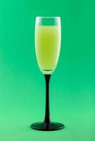 Copa de cóctel de bebida verde de lujo foto