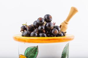 grosella negra, bayas del bio jardín saludable sabor de verano frutas silvestres