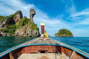 barco de madera koh kai krabi tailandia foto