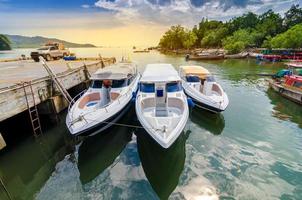 viaje en lancha rápida puerto tailandia ubicación de envío barco turístico a la isla en tailandia en los días azules brillantes