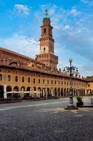 Vista de la mundialmente famosa plaza renacentista en el casco antiguo de la ciudad de vigevano