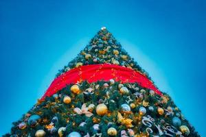 árbol de navidad con adornos. foto