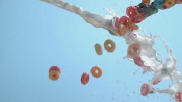 cereal y leche vertiendo y salpicando en cámara lenta filmada en phantom flex 4k a 1000 fps video