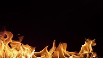 vlammen branden op zwarte achtergrond in slow motion geschoten op phantom flex 4k met 1000 fps video