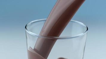 chocolademelk gieten en spetteren in slow motion geschoten op phantom flex 4k met 1000 fps video