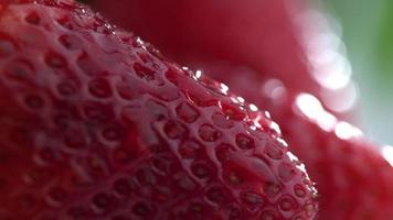 extrem närbild av vattendropp på jordgubbar i slow motion-skott på fantom flex 4k vid 1000 fps video