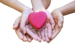 las manos de los niños y adultos de la familia tienen un corazón en sus manos. aislar