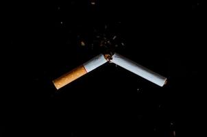 día mundial sin tabaco hombres fumar cigarrillos y enviar un cigarrillo foto