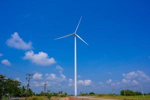 energía de turbinas eólicas energía ecológica verde generación de energía. parque eólico campo ecológico hermoso cielo distrito hua sai nakhon si thammarat Tailandia foto