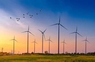 energía de turbinas eólicas energía ecológica verde generación de energía. parque eólico campo ecológico hermoso cielo distrito hua sai nakhon si thammarat Tailandia foto