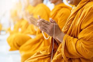 monjes budistas cantan rituales budistas foto
