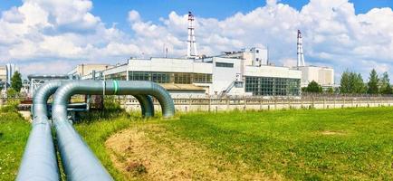 Vista panorámica de la zona del planeta de energía nuclear Ignalina con naturaleza verde alrededor, Lituania foto