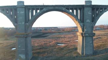 Antiguo puente de ferrocarril histórico toma aérea de quadrocopter video