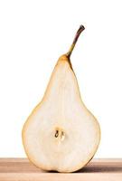 la mitad de williams o bartlett pera, rebanada, sobre mesa de madera con fondo blanco aislado.