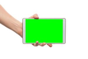 asimiento de la mano masculina tableta blanca. pantalla aislada con clave de croma y todo aislado sobre fondo blanco. foto