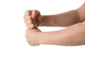 el hombre mantiene sus puños juntos, gesto con la mano aislado sobre fondo blanco. foto