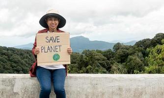 voluntarios sosteniendo una pancarta de conservación de la naturaleza en el bosque. el concepto del día mundial del medio ambiente. cero desperdicio.