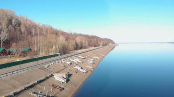 estación de embarcaciones o amarre para embarcaciones filmación aérea desde el dron video