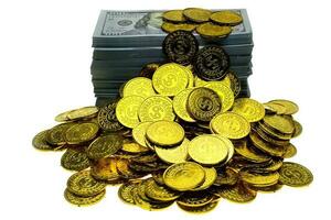 Pila de monedas de oro y billetes de dinero 100 usd foto