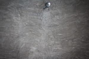 el agua de la ducha fluye foto