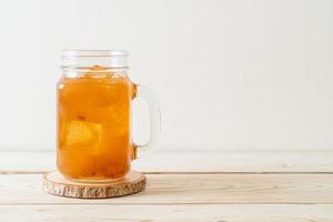 Deliciosa bebida dulce jugo de tamarindo y cubito de hielo. foto