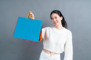 mujer asiática, tenencia, bolsas de compras foto