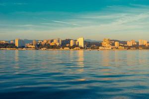 paisaje urbano con vista a la ciudad desde el mar foto