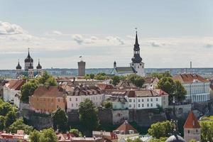 Vista de la muralla que rodea el centro de la ciudad de Tallin en Estonia foto