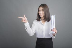 mujer de negocios, en, camisa blanca, en, fondo gris foto