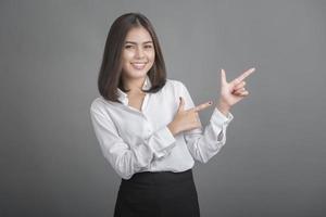 mujer de negocios, en, camisa blanca, en, fondo gris foto