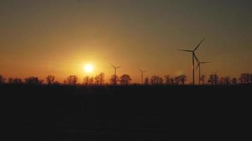 Windgeneratoren bei Sonnenuntergang