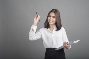 mujer de negocios, en, camisa blanca, en, fondo gris foto