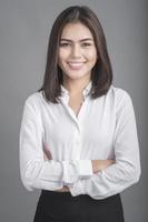 mujer de negocios, en, camisa blanca, en, fondo gris foto