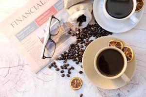 taza de café en el fondo de la mesa y café por la mañana foto