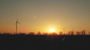 beau coucher de soleil sur les éoliennes video