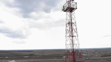volando alrededor de la torre de comunicaciones imágenes aéreas desde un helicóptero video