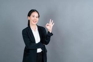 joven, mujer asiática, sonriente, y, actuación, señal ok foto