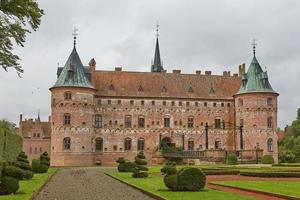 Castillo de Egeskov ubicado en el sur de la isla de Fionia en Dinamarca foto