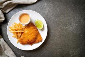 pescado frito y patatas fritas foto