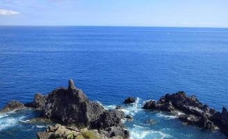 vista de la costa de madeira foto