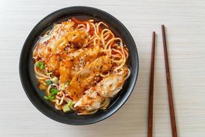 fideos ramen con gyoza o albóndigas de cerdo - estilo de comida asiática foto