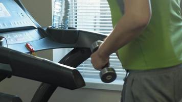 un hombre con sobrepeso en una caminadora en el gimnasio. fitness, estilo de vida saludable video