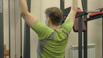 Der übergewichtige Mann trainiert im Fitnessstudio Fitness und gesunden Lebensstil