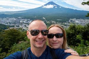 selfie de pareja caucásica con el monte fuji foto