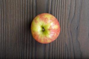 manzana en la mesa de madera foto
