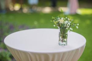 flores en la mesa de la boda foto